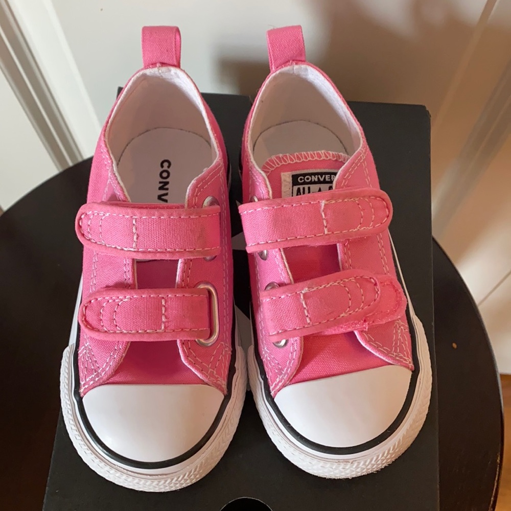 Toddler pink converse